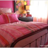 ビビットでフェミニンなピンクの寝室